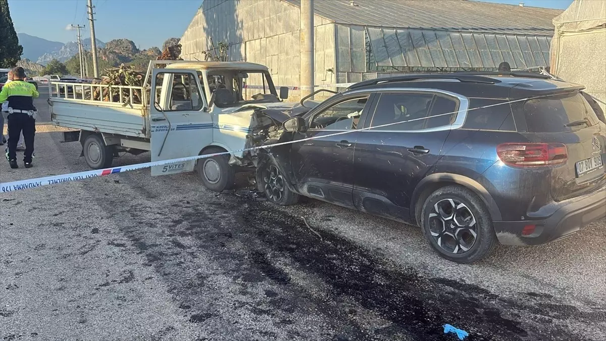 Antalya'da Otomobil ile Kamyonet Çarpıştı: 3 Yaralı