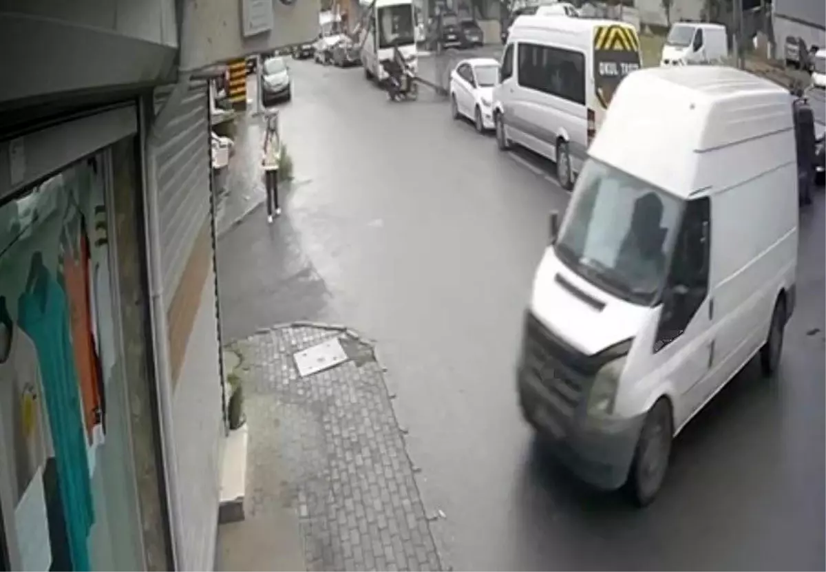 İstanbul'da Freni Boşalan Minibüs, Dükkana Daldı; Genç Kız Ölümden Kurtuldu
