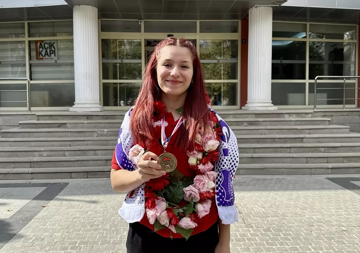 Milli Boksör Yonca Gül Yılmaz, Altın Madalyayla Memleketine Döndü