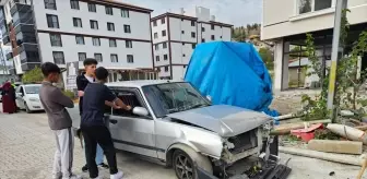 Ehliyetsiz Sürücü, Jandarmadan Kaçarken Park Halindeki Araçla Çarpıştı