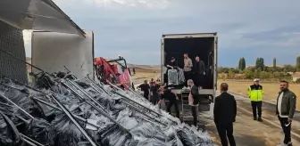 Çorum'da Tekstil Yüklü Kamyon Devrildi