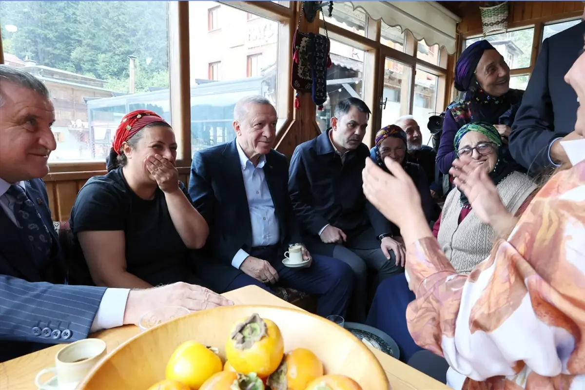 Cumhurbaşkanı Erdoğan memleketinde komşularıyla hasret giderdi