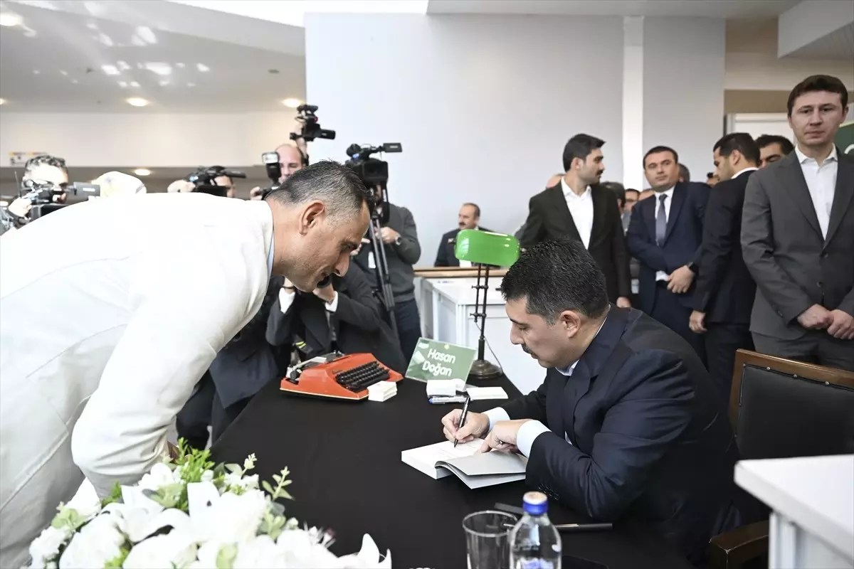 Prof. Dr. Hasan Doğan, 22. Ankara Kitap Fuarı'nda Kitaplarını İmzalamaktan Mutlu