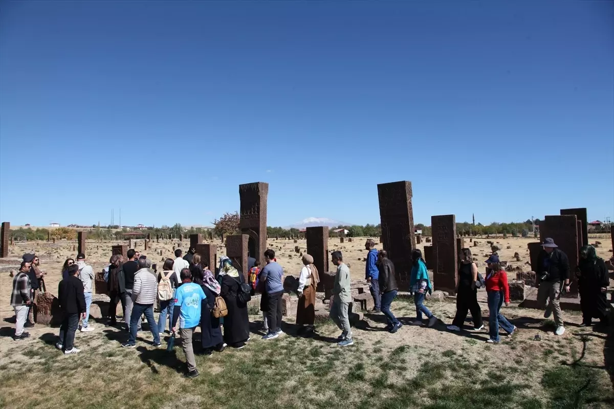 Doğaseverler Ahlat'taki Tarihi ve Turistik Alanları Gezdi