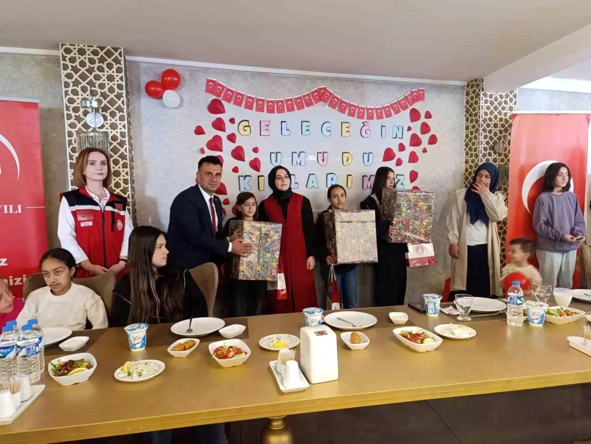 'Geleceğin Umudu Kızlarımız' projesiyle kız çocuklarına destek