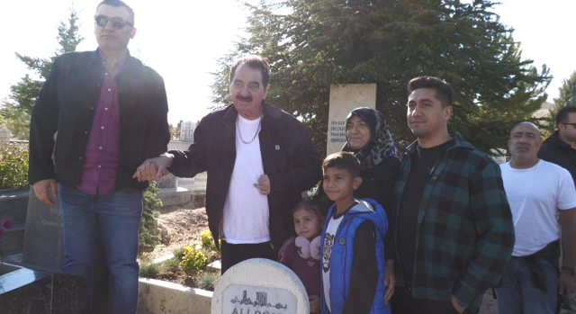 İbrahim Tatlıses Stood in Respect at Neşet Ertaş's Grave