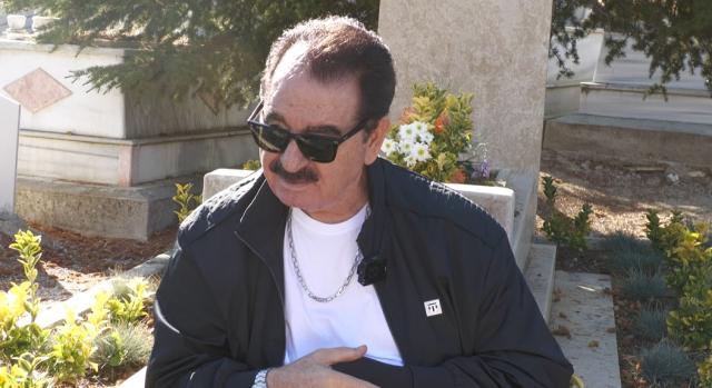 İbrahim Tatlıses Stood in Respect at Neşet Ertaş's Grave