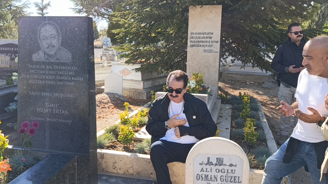 İbrahim Tatlıses Stood in Respect at Neşet Ertaş's Grave