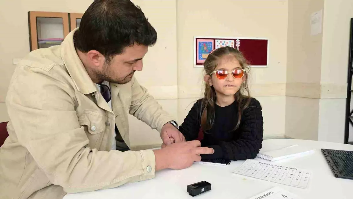 90% Görme Engelli Defne Efe, Azmiyle Türkiye'ye Örnek Oldu