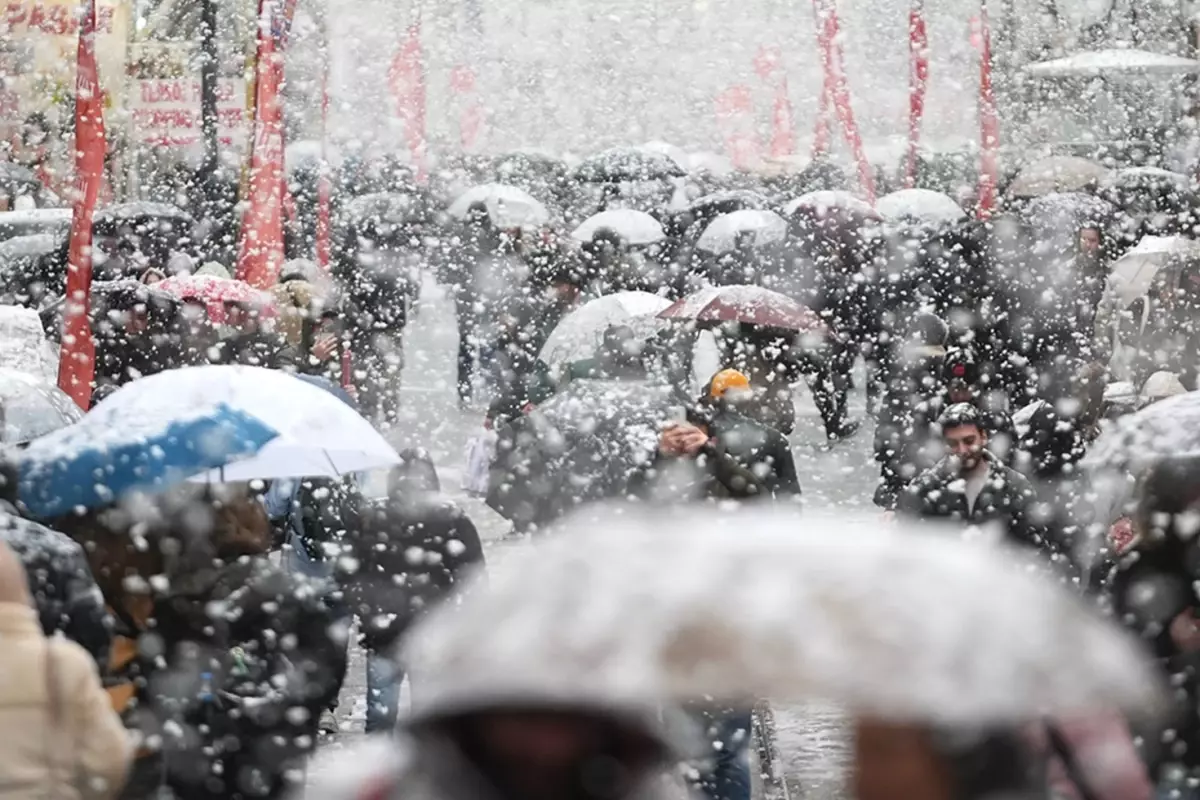 Kar yağışı İstanbul'un yanı başına dayandı! Lapa lapa yağacak