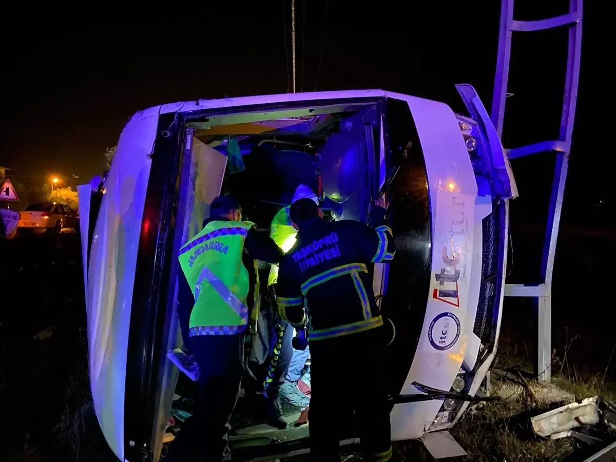 Kastamonu'da Tur Midibüsü Devrildi: Yaralılar Hastaneye Sevk Edildi