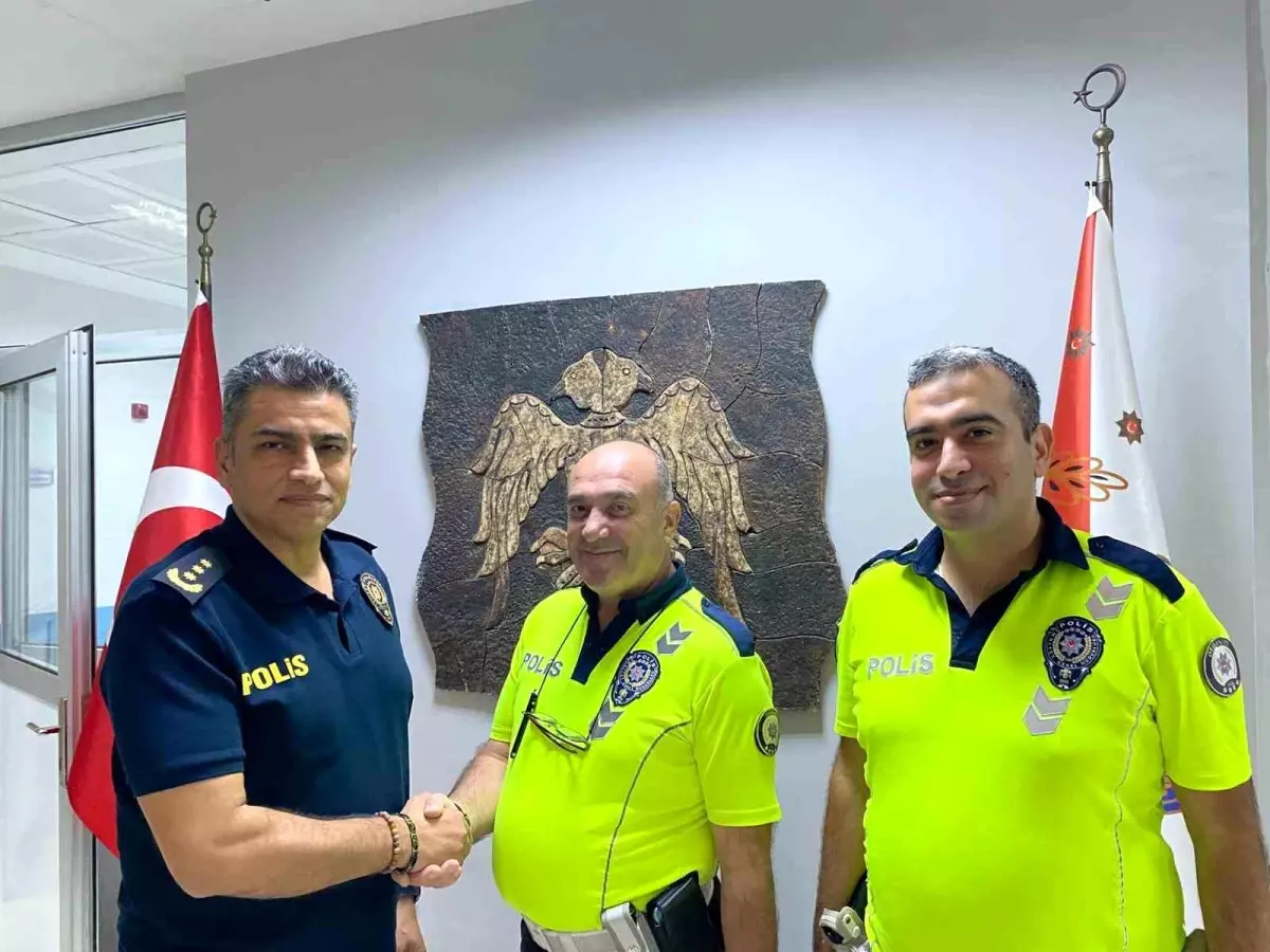 Kazadan Sonra Temizlik Yapan Trafik Polislerine Teşekkür