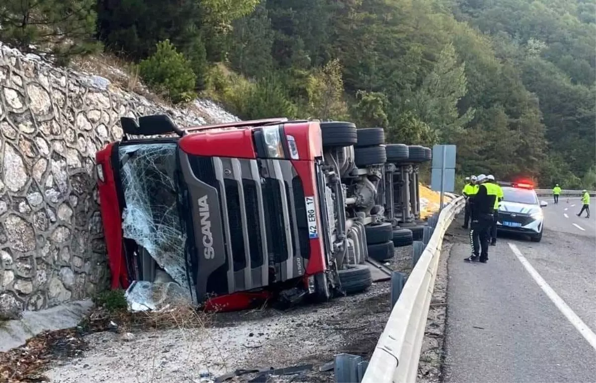 İnegöl'de Devrilen TIR Kazasında İki Kişi Yaralandı