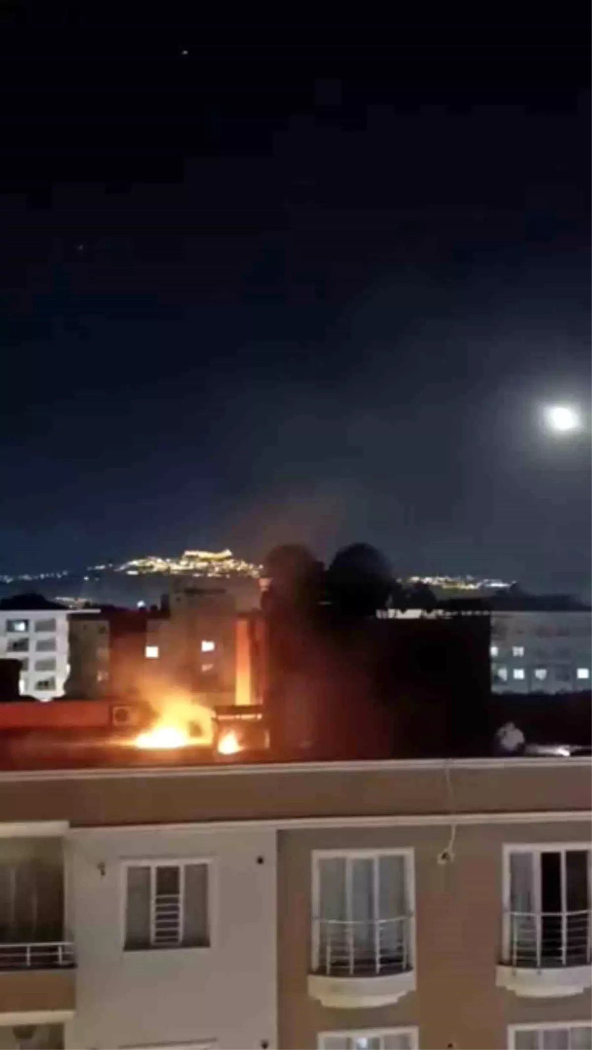 Mardin'de Bir Apartman Çatısında Yangın Çıktı