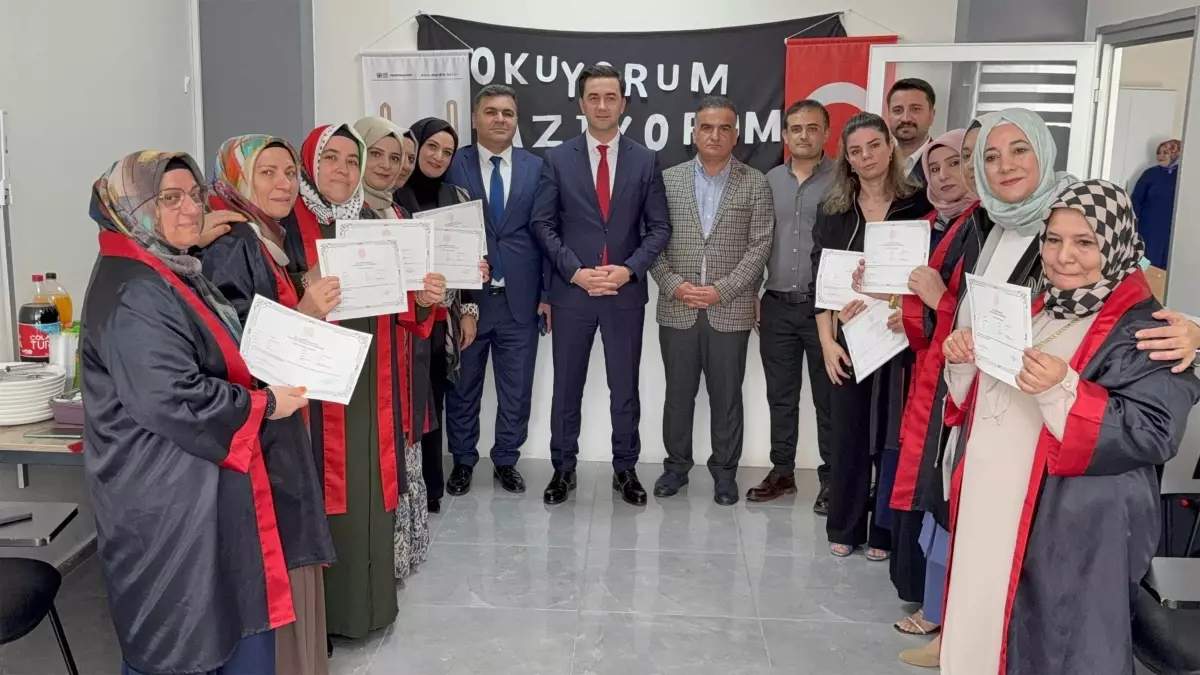 Mardin'de 15 Anne Okuma Yazma Kursunu Tamlayarak Mezun Oldu