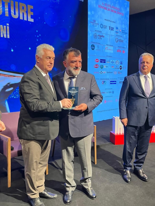 Nazan ve Fatih Eke'ye Güvenilir Ürün Zirvesi'nden çifte ödül Nazan ve Fatih Eke'ye Güvenilir Ürün Zirvesi'nden çifte ödül