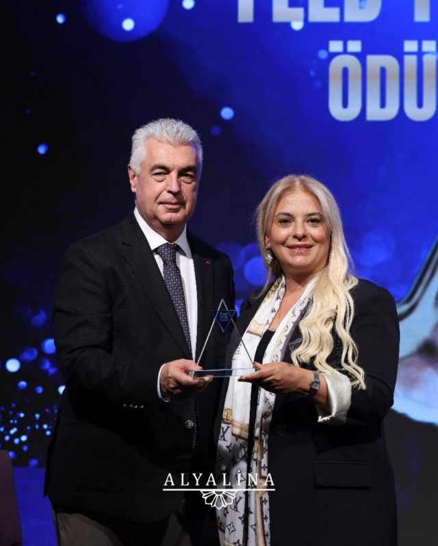 Nazan ve Fatih Eke'ye Güvenilir Ürün Zirvesi'nden çifte ödül Nazan ve Fatih Eke'ye Güvenilir Ürün Zirvesi'nden çifte ödül