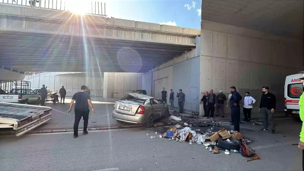 Konya'da Üst Geçitten Düşen Otomobilin Kaza Anı Güvenlik Kamerasında