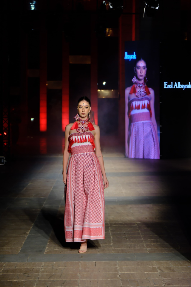 Şanlıurfa'nın kültürel mirası moda ile buluştu Şanlıurfa'nın kültürel mirası moda ile buluştu