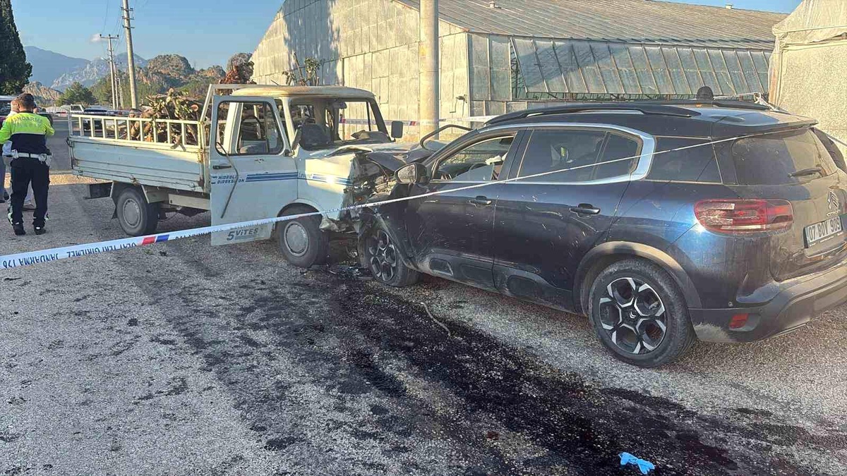 Antalya'da Trafik Kazası: 3 Yaralı