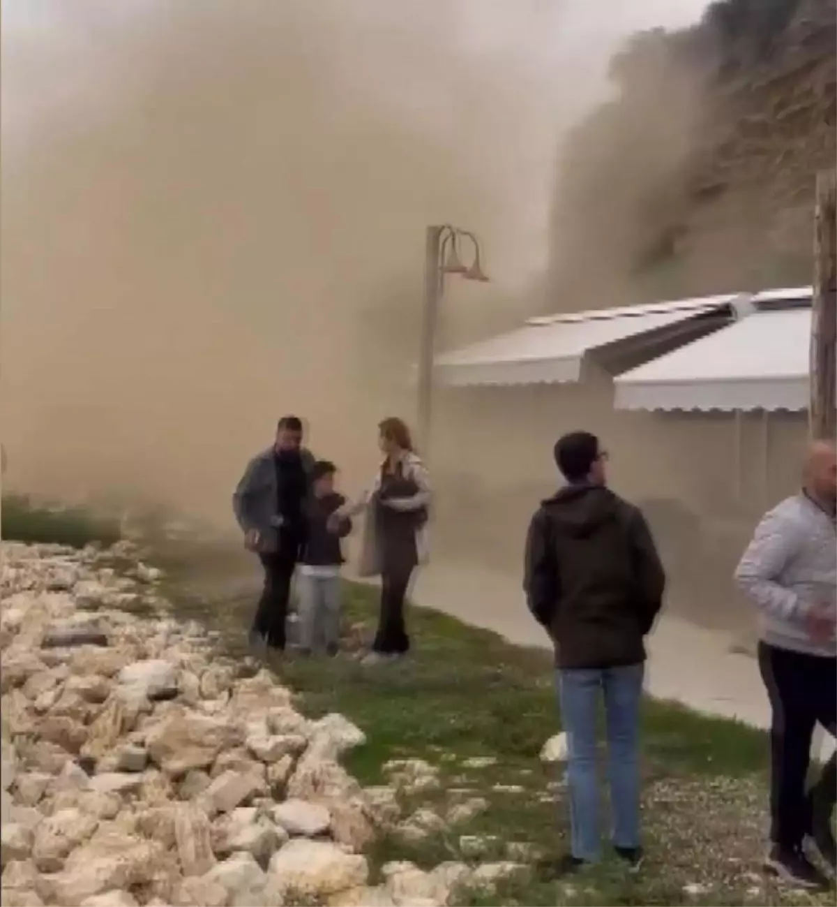 Silivri'de Toprak Kayması: Kaya Parçaları Çay Bahçesine Düştü