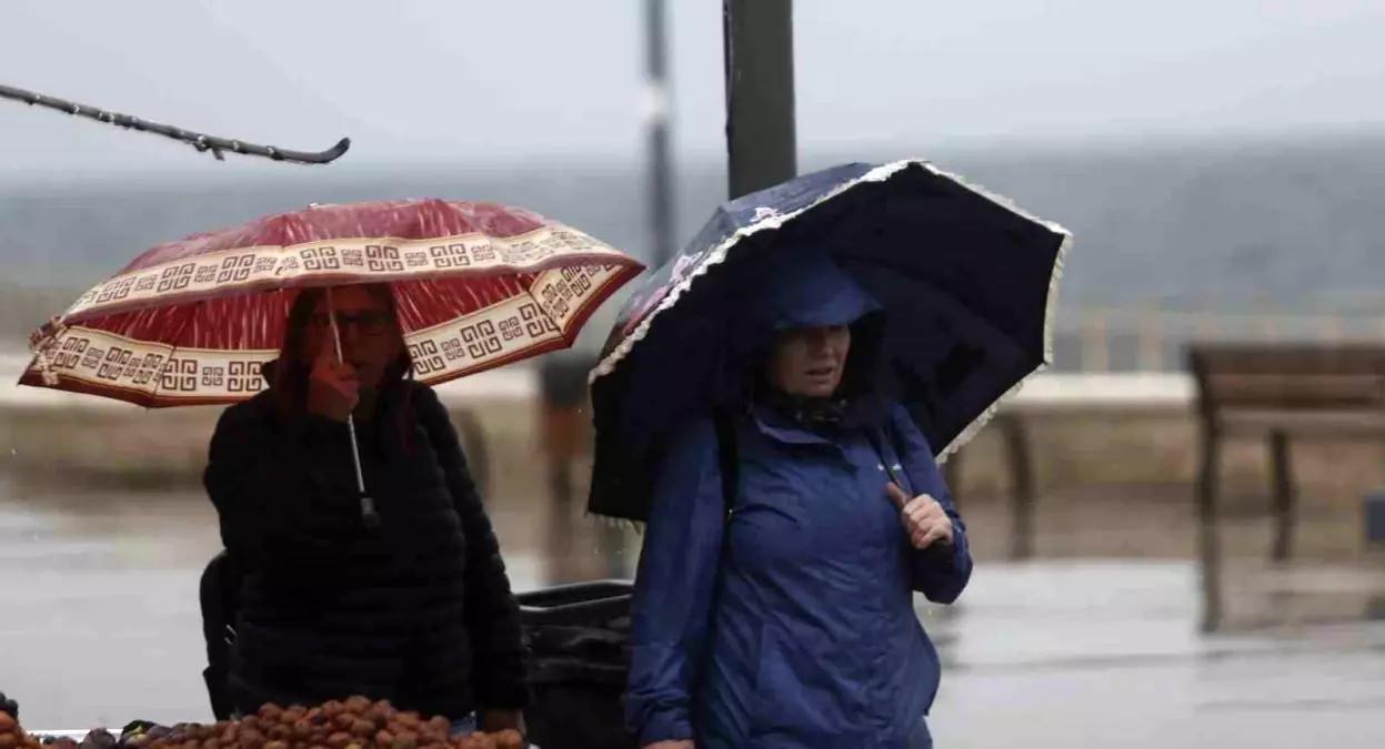 Türk Yıldızları'nın Gösteri Uçuşu Yağmur Nedeniyle İptal Edildi