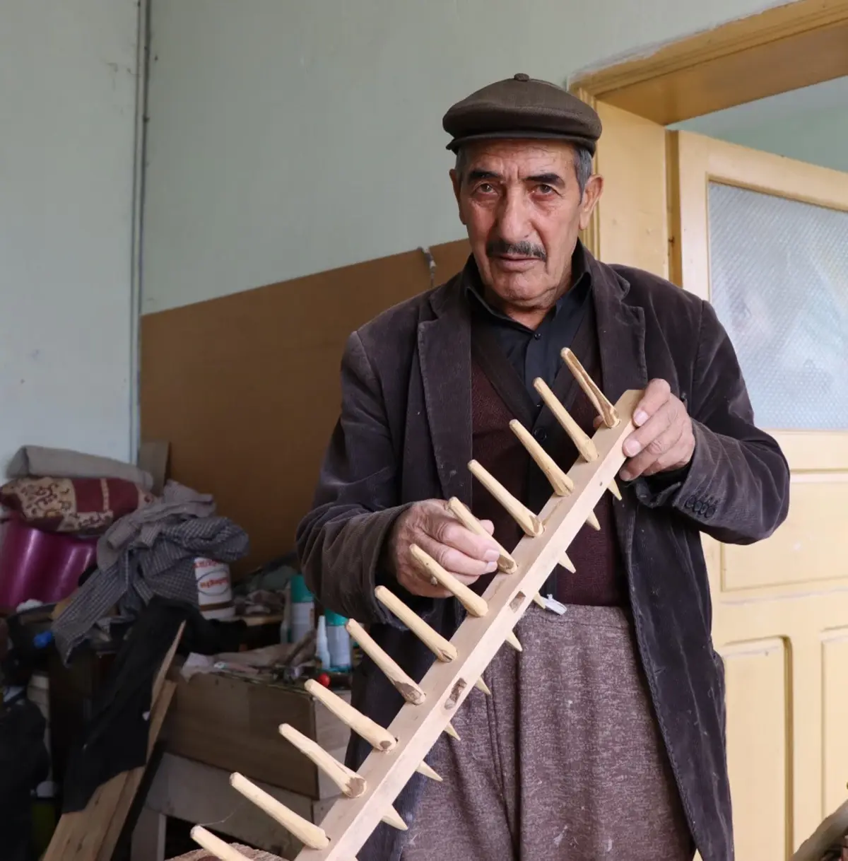 Hüsamettin Aras, Atık Tahtalardan Ürünler İmal Ederek Geçimini Sağlıyor