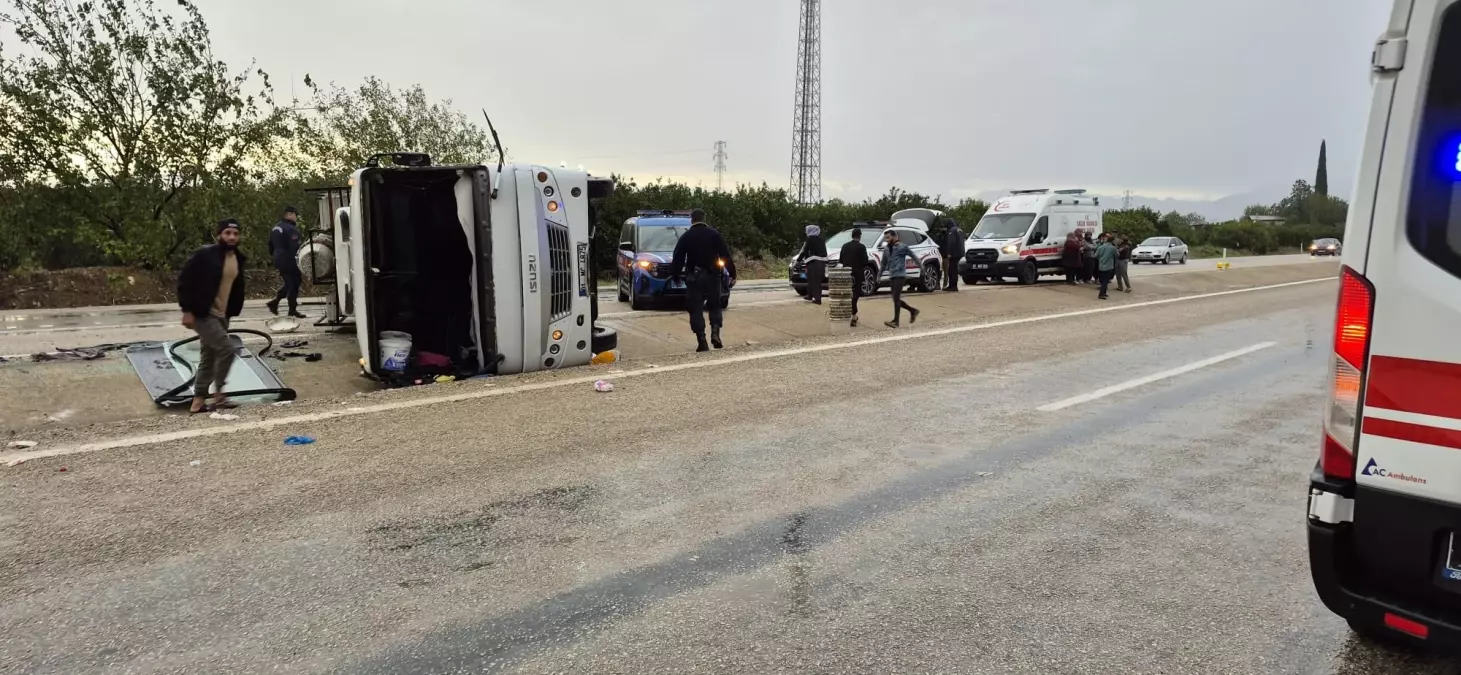 Adana'da Tarım İşçilerini Taşıyan Midibüs Devrildi: 11 Yaralı