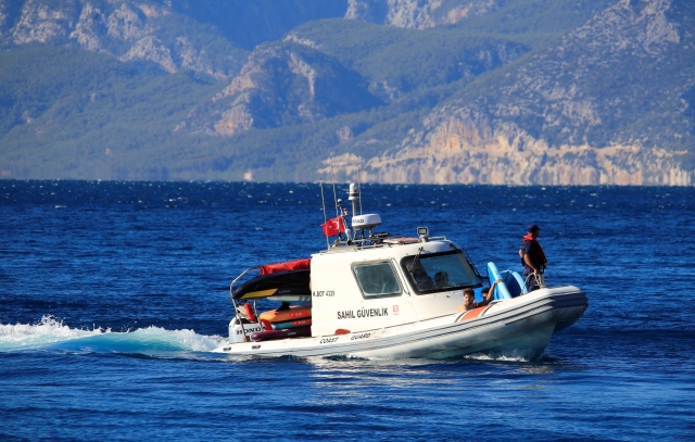 Smartwatch saved!! 19 young people were found holding onto each other in the middle of the sea
