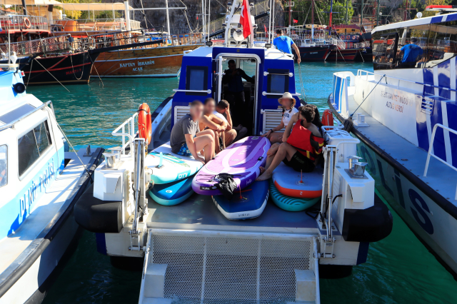 Smartwatch saved!! 19 young people were found holding onto each other in the middle of the sea