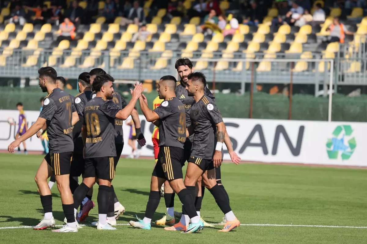 Aliağa FK, Yeni Malatyaspor'u 8-1 Yenerek Zirveye Yaklaştı