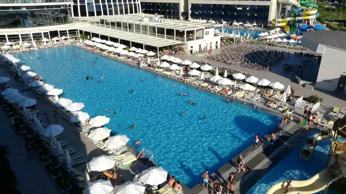 2025 Turizm Sezonu Antalya'da Güçlü Geçiyor