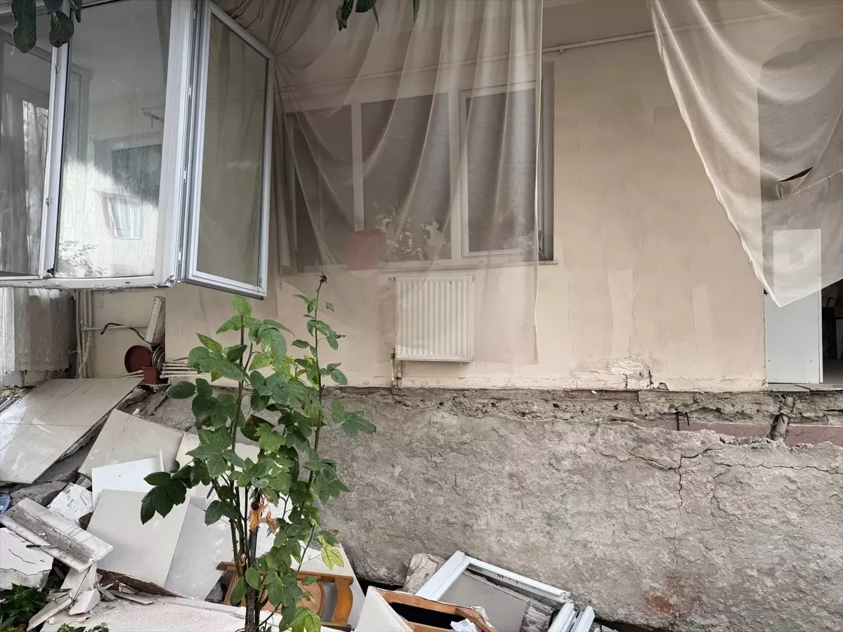 Avcılar'da Balkonu Çöken Binadan Bir Kadın Yaralandı