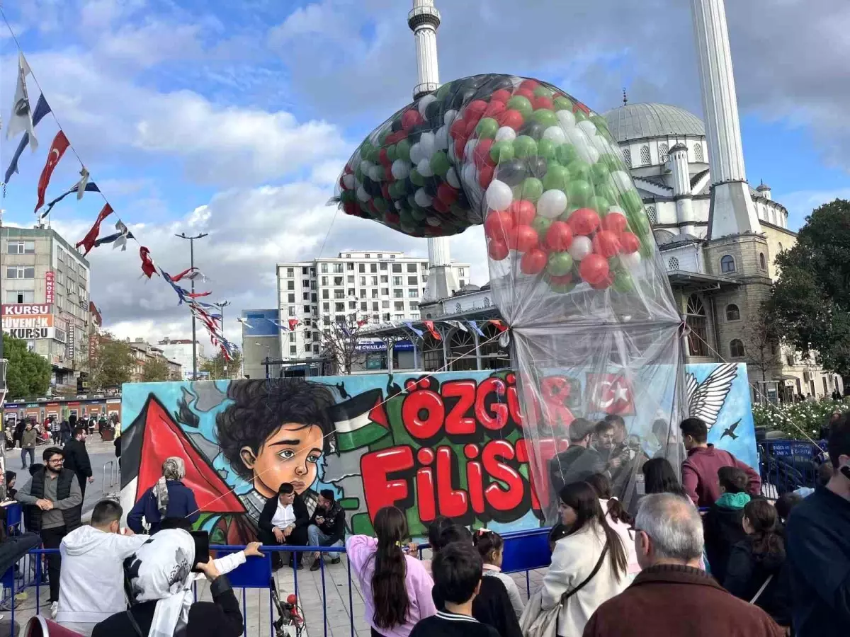 Bağcılar'da Gazze'deki kız çocukları için balonlar uçuruldu