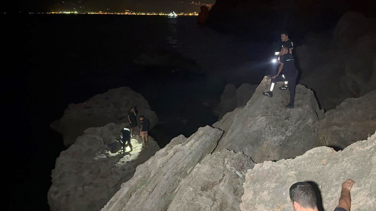 Antalya'da Mahsur Kalan İki Arkadaş İtfaiye Tarafından Kurtarıldı