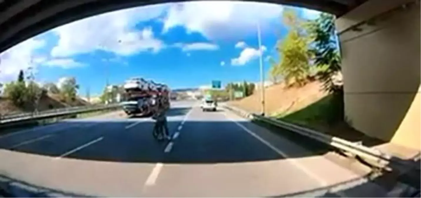 Bursa'da Bisikletli Vatandaşın Tehlikeli Yolculuğu