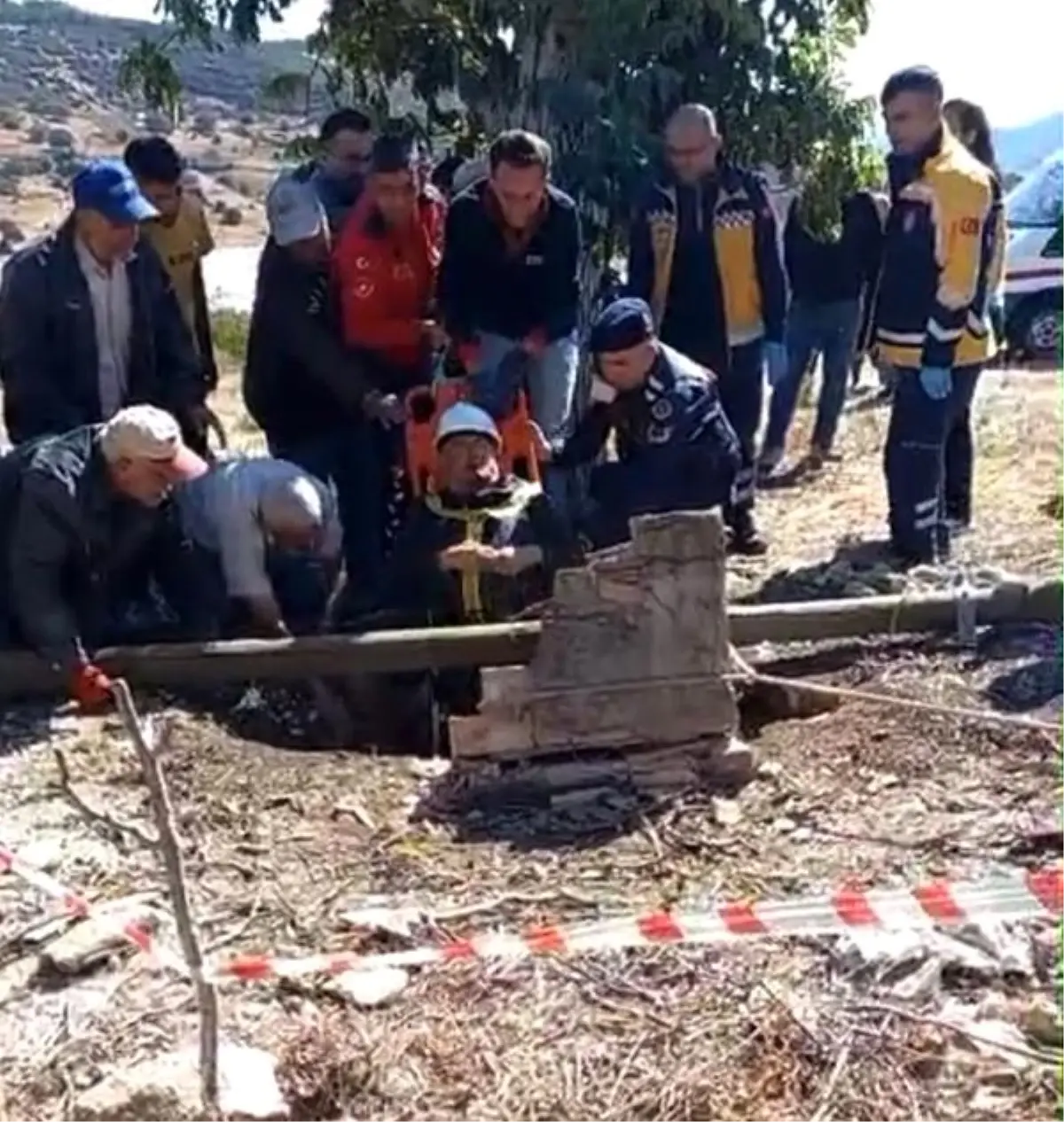 Bucak'ta Kuyuya Düşen Vatandaş İtfaiye Ekipleri Tarafından Kurtarıldı