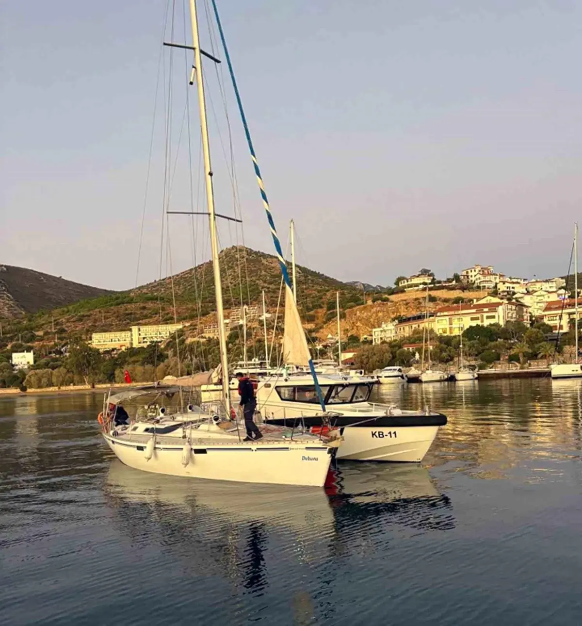 Datça açıklarında 42 düzensiz göçmen ve 2 kaçakçı yakalandı