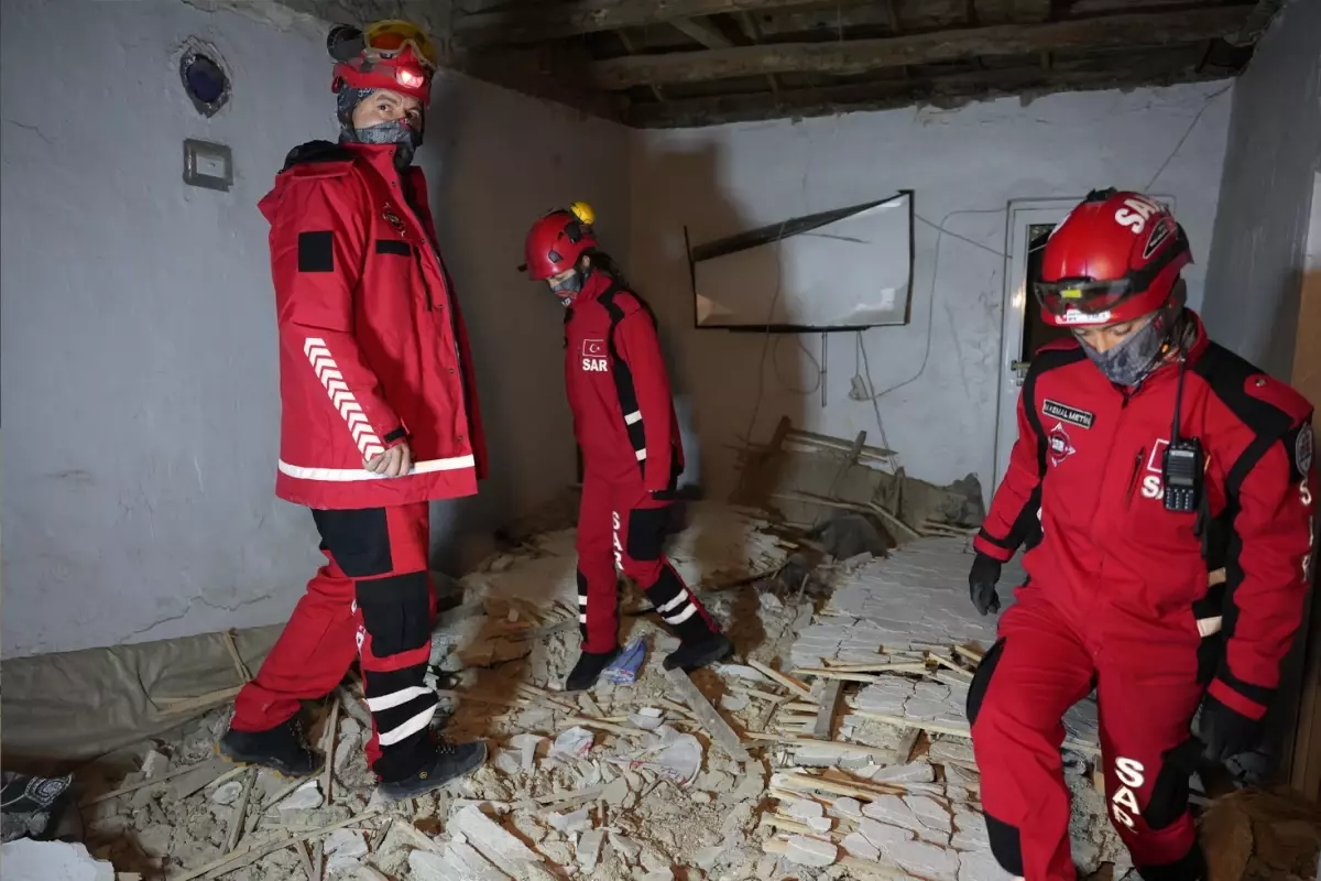 Düğün hazırlığı yapan ailenin üzerine evin tavanı çöktü