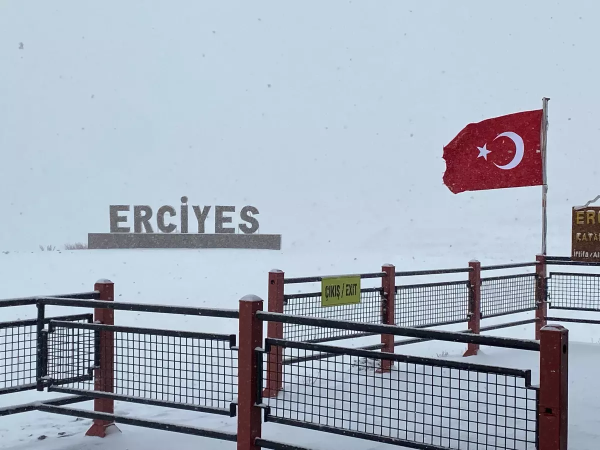 Kayseri'de Kar Yağışı Erciyes Kayak Merkezi'ni Beyaza Bürüdü