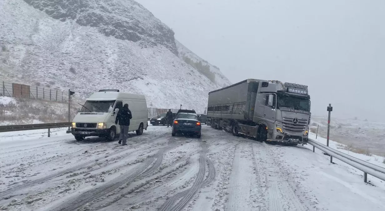 Sivas Karayolunda Kar Yağışı Ulaşımı Aksattı