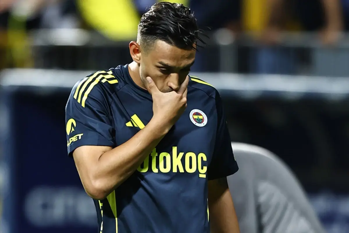 Fenerbahçe&apos;de 2 isim kadro dışı bırakıldı