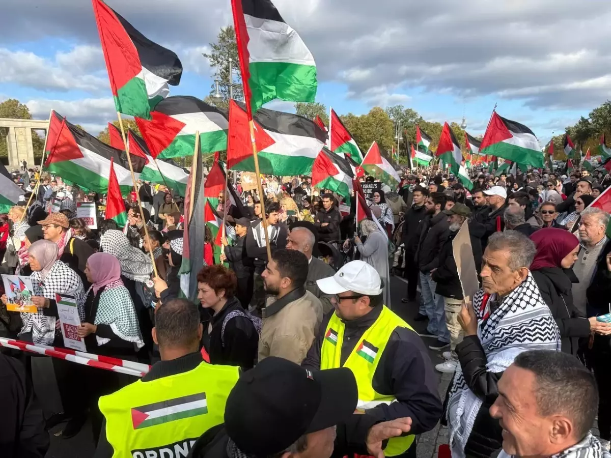 Berlin'de Filistin İçin Büyük Gösteri: 16 Bin Kişi Bir Araya geldi