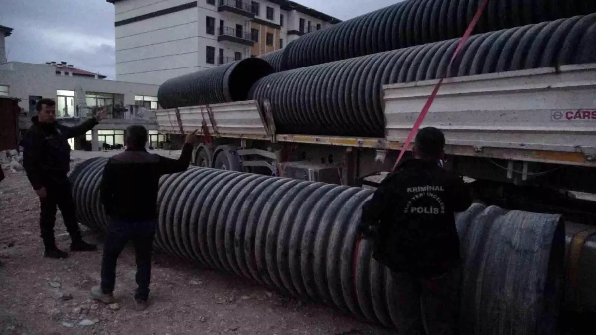 Malatya'da Plastik Boru Çekici Sürücüsünün Üzerine Düştü, Ağır Yaralandı