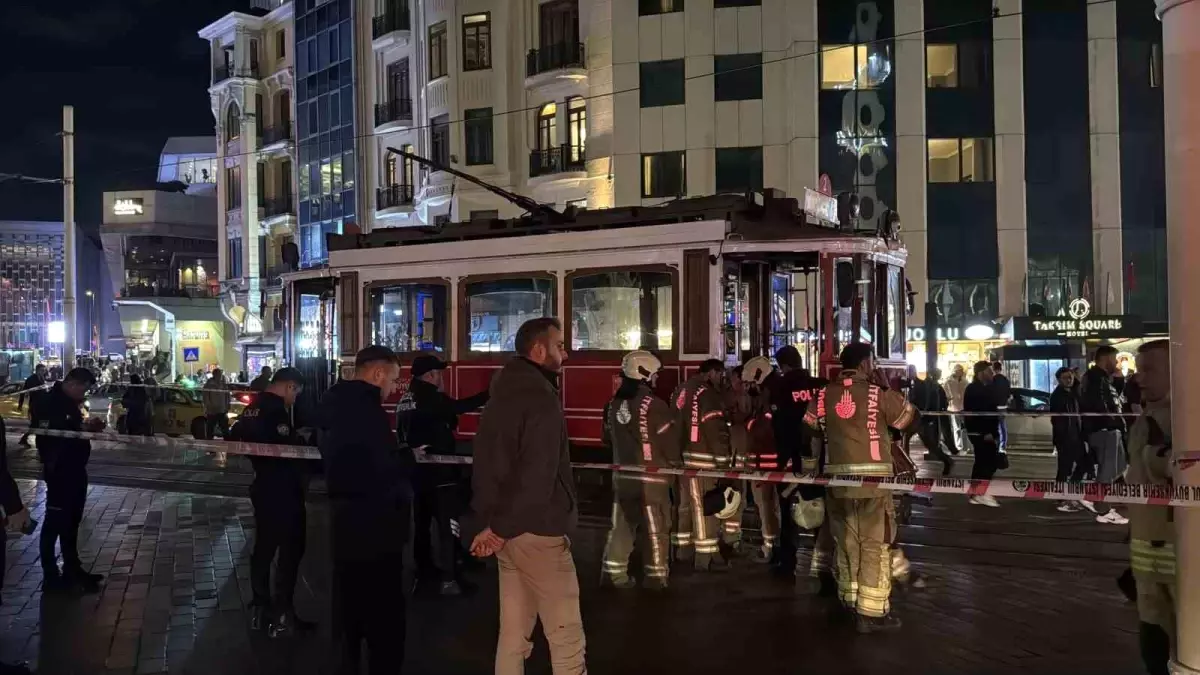 İstiklal Caddesi'nde Tramvay Yangını Paniğe Neden Oldu