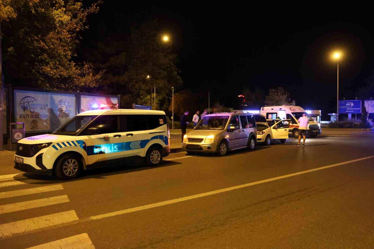 Nevşehir'de Otomobil ile Hafif Ticari Araç Çarpıştı