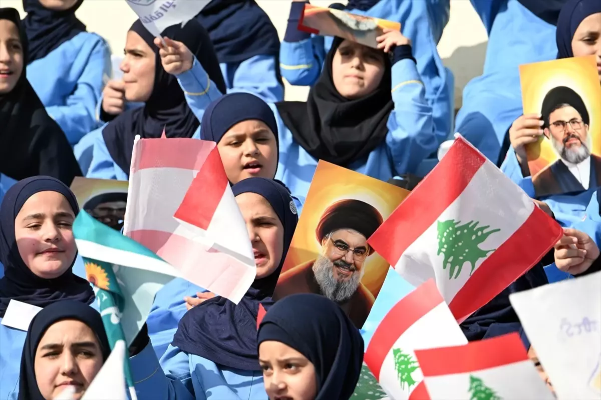 Lübnan'da Hizbullah Liderleri İçin On Binlerce İzci Anma Töreni Düzenledi