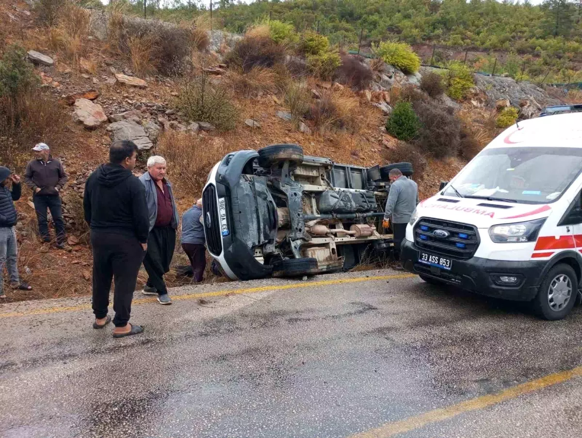 Mersin'de Kamyonet Devrildi: 3 Yaralı