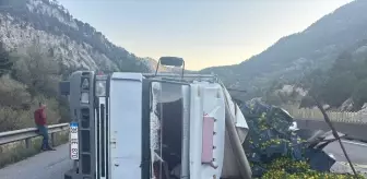Narenciye Yüklü Kamyon Tarsus'ta Devrildi