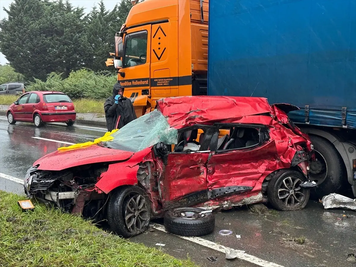 Rize'de Otomobil ve Tır Çarpıştı: 3 Kişi Hayatını Kaybetti
